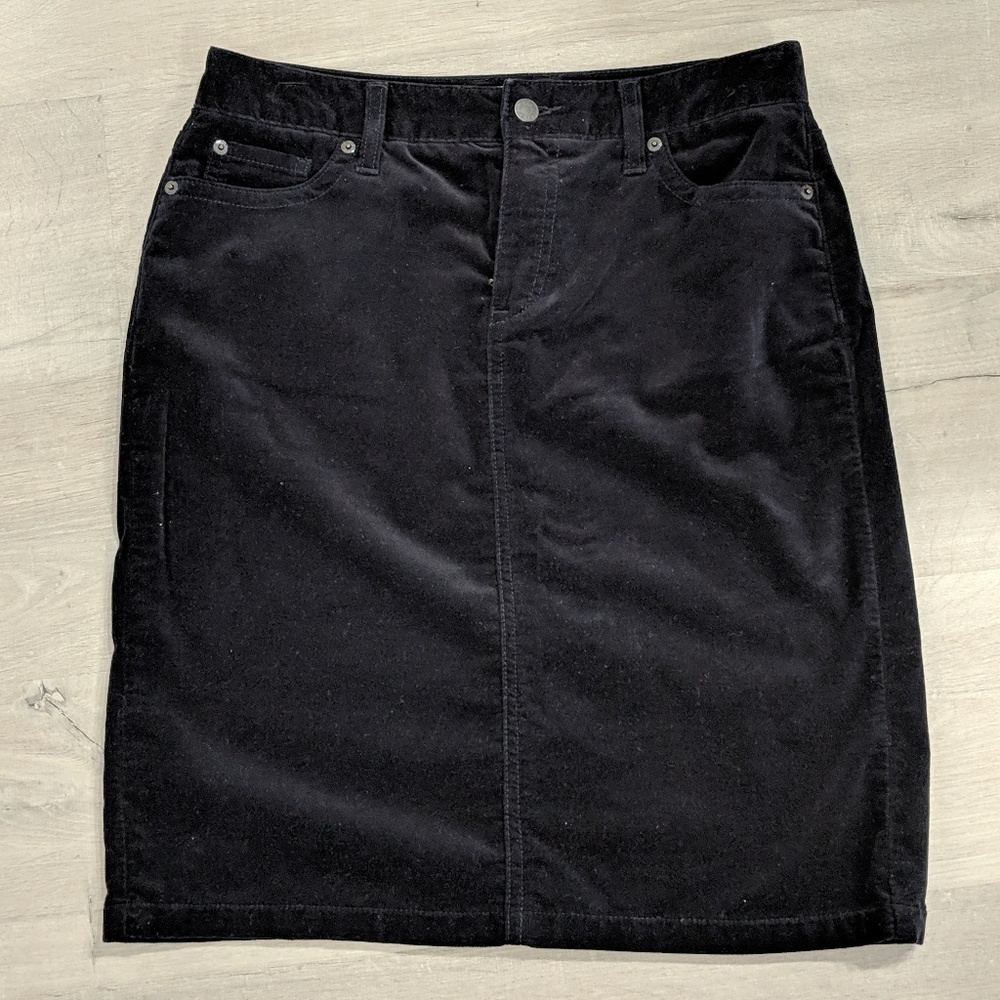 Sz 6 Black LL Bean casual skirt.